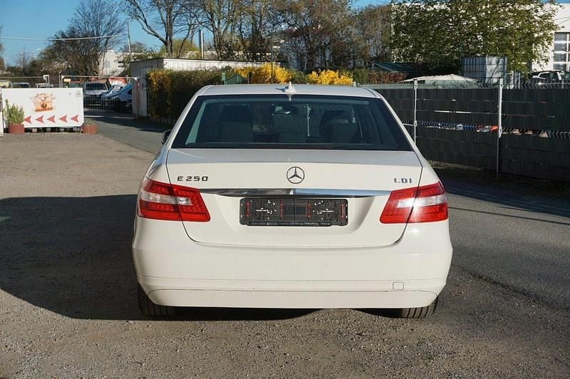 Gebraucht Mercedes E200 136 PS (100 kW) 2011 Weiß Limousine