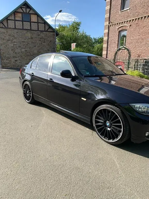 Gebraucht BMW 318 Sport Line 143 PS (105 kW) 2010 Schwarz Limousine