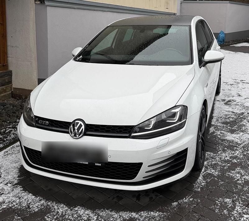 Weiß Gebraucht 2015 VW Golf VII GTD Kleinwagen | 16.500 € (Teuer) - Bild 1/4