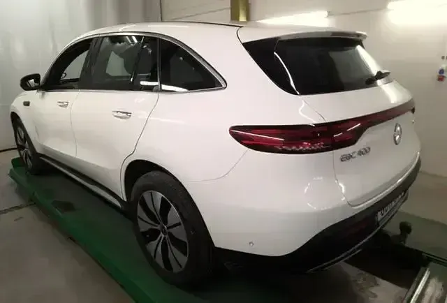 Gebraucht Mercedes EQC400 300 kW (408 PS) 2021 Weiß SUV