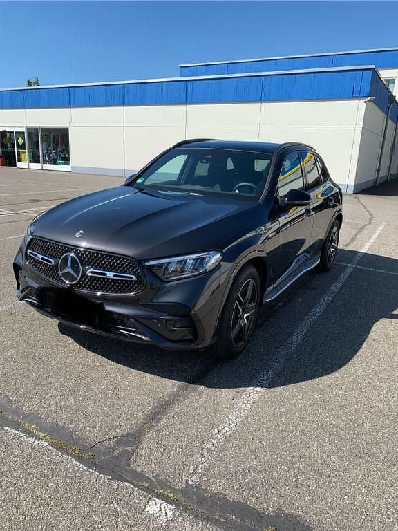Grau Gebraucht 2024 Mercedes GLC200 AMG SUV | 50.440 € (Guter Preis) - Bild 1/4