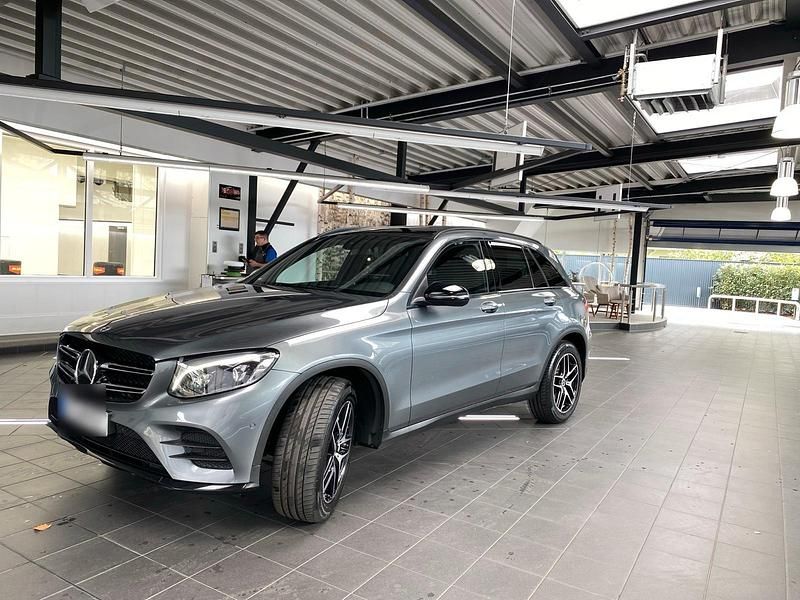Grau Gebraucht 2018 Mercedes GLC250 Limousine | 29.900 € (Fairer Preis) - Bild 1/4