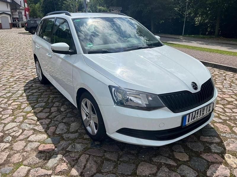Weiß Gebraucht 2017 Skoda Fabia Active Kombi | 8.950 € (Guter Preis) - Bild 1/4