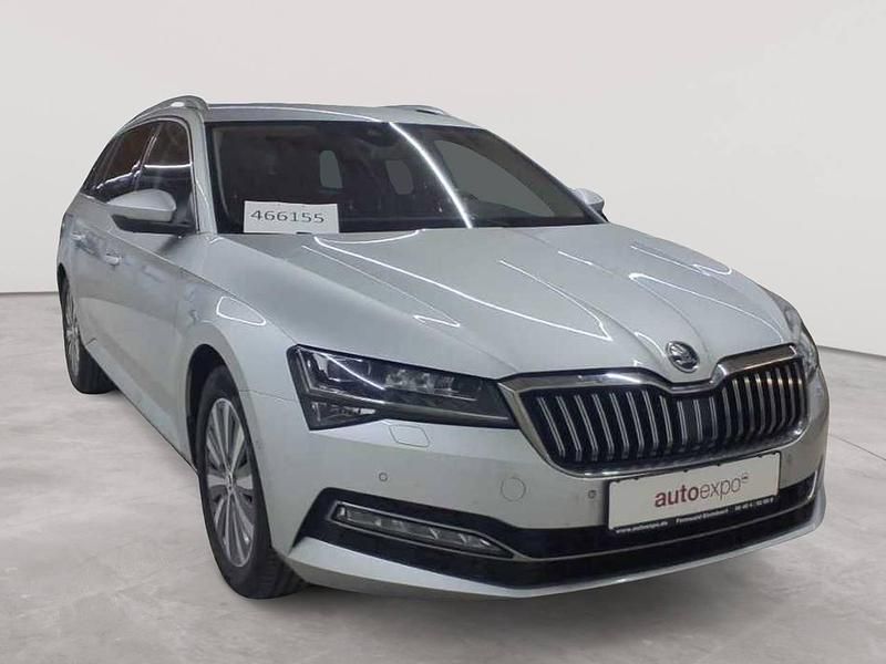Gebraucht Skoda Superb Style 150 PS (110 kW) 2023 Brillantsilber metallic Kombi