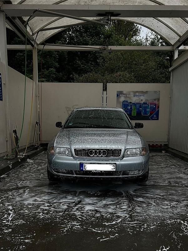 Silber Gebraucht 1996 Audi A4 Limousine | 2.800 € - Bild 1/4