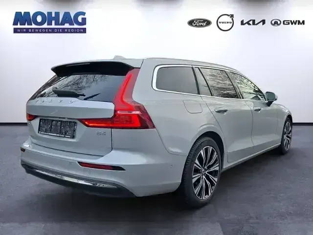 Używany Volvo V60 Plus 197 KM (144 kW) 2023 Srebrny Kombi
