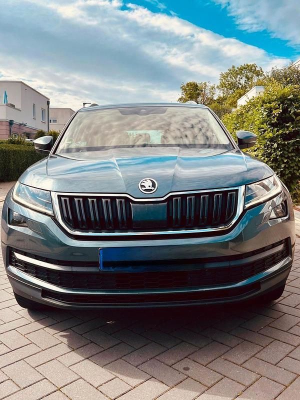 Grau Gebraucht 2017 Skoda Kodiaq Style SUV | 16.500 € (Fairer Preis) - Bild 1/4