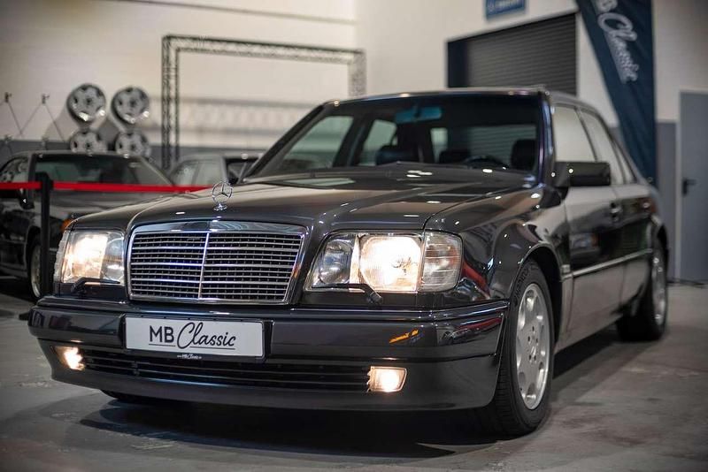 Gebraucht Mercedes E500 320 PS (235 kW) 1992 Blauschwarz (199) Limousine