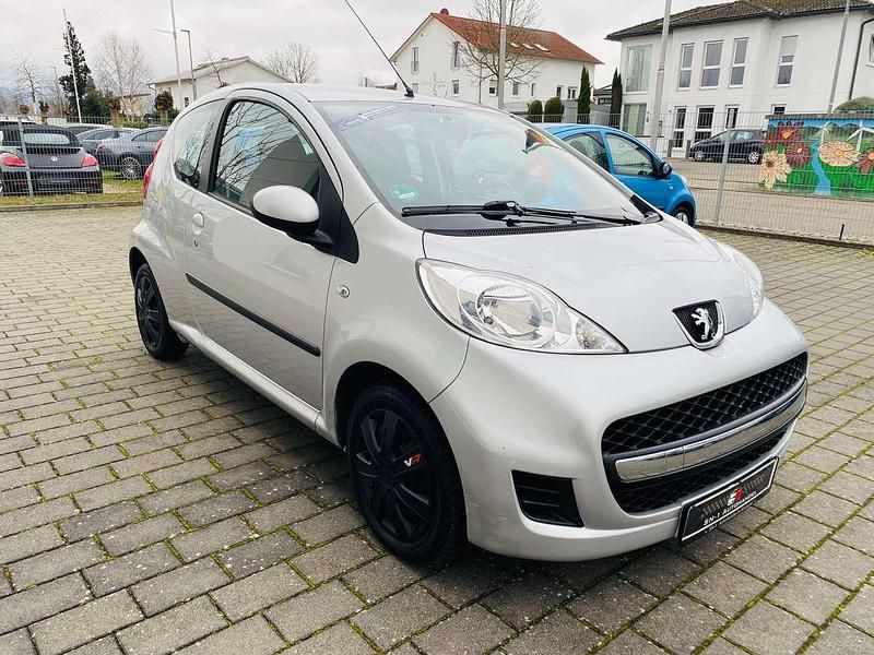 Gebraucht Peugeot 107 68 PS (50 kW) 2011 Silber Kleinwagen