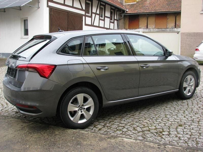 Neu Skoda Scala Drive 116 PS (85 kW) 2025 Grau Kleinwagen