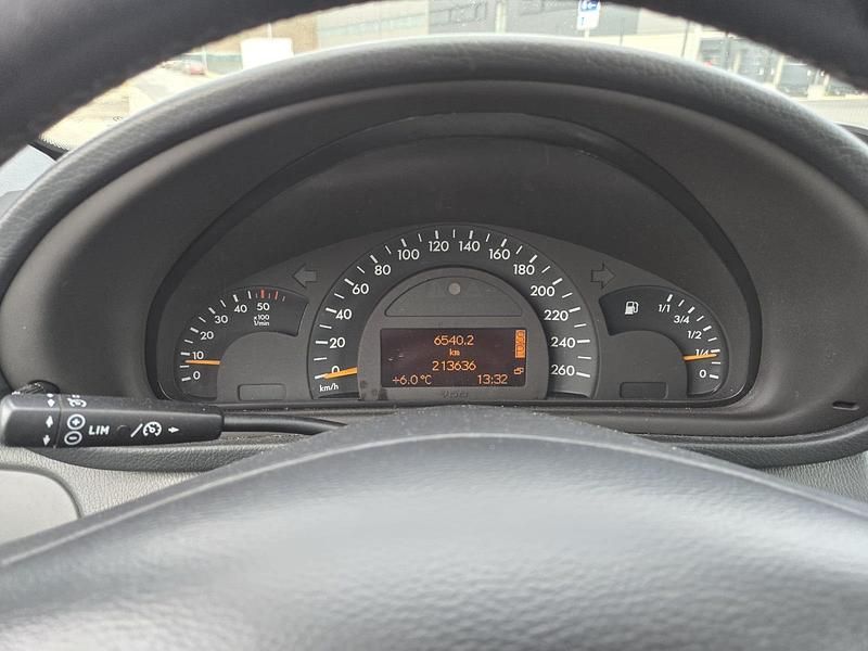 Gebraucht Mercedes C220 Elegance 143 PS (105 kW) 2002 Silber Limousine