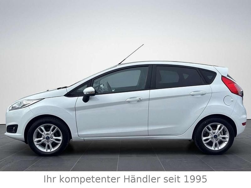 Gebraucht Ford Fiesta Celebration 80 PS (58 kW) 2017 Weiß Kleinwagen