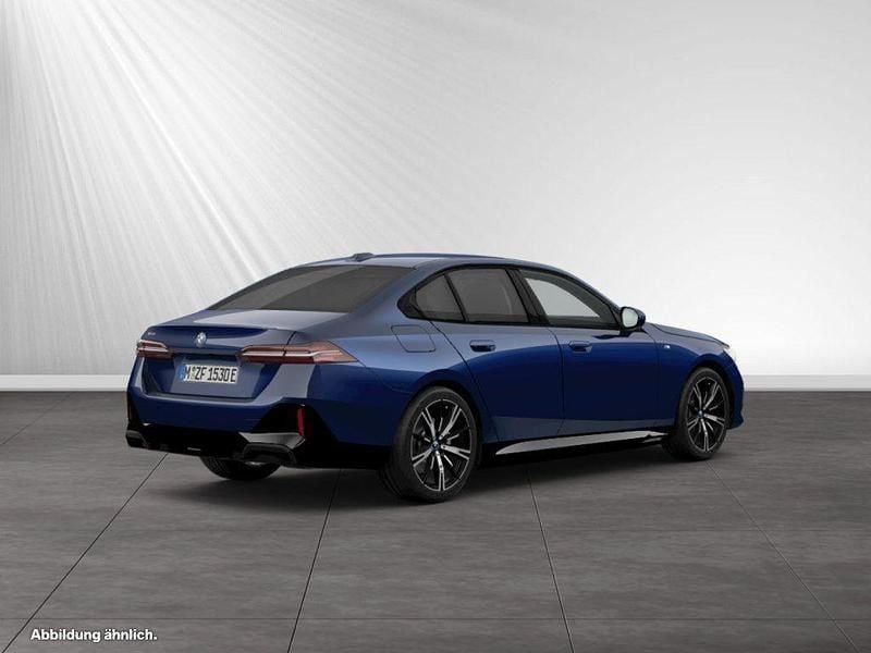 Gebraucht BMW 550e M Sport 489 PS (359 kW) 2024 Bmw individual tansanitblau metallic Limousine
