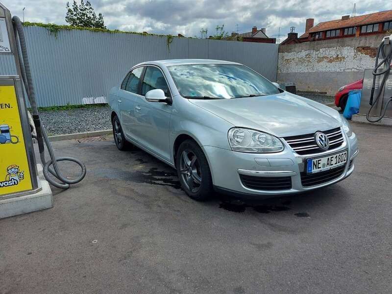 Silber Gebraucht 2010 VW Jetta Comfortline Limousine | 7.399 € (Fairer Preis) - Bild 1/4