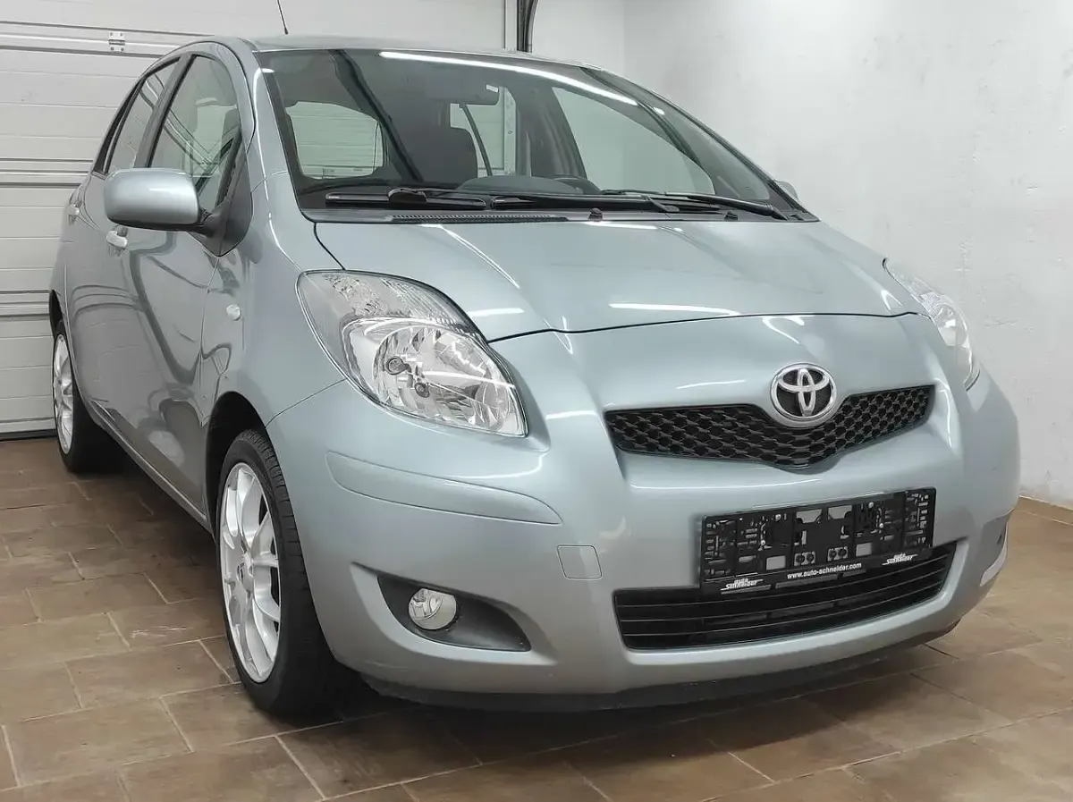 Gebraucht Toyota Yaris Life 101 PS (74 kW) 2010 Medium silver metallic Kleinwagen