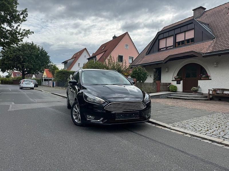 Schwarz Gebraucht 2017 Ford Focus Titanium Limousine | 5.489 € (Etwas zu teuer) - Bild 1/4