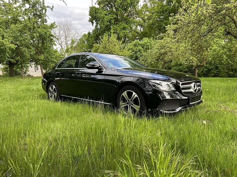 Gebraucht 2018 Mercedes E220 Avantgarde Limousine | 30.900 € (Fairer Preis) - Bild 1/4