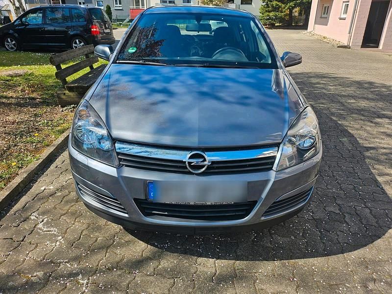 Grau Gebraucht 2005 Opel Astra Kleinwagen | 1.678 € (Fairer Preis) - Bild 1/4