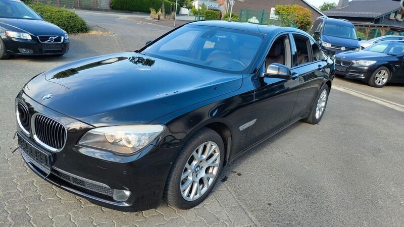 Schwarz Gebraucht 2011 BMW 740 Shadowline Limousine | 12.499 € (Fairer Preis) - Bild 1/4