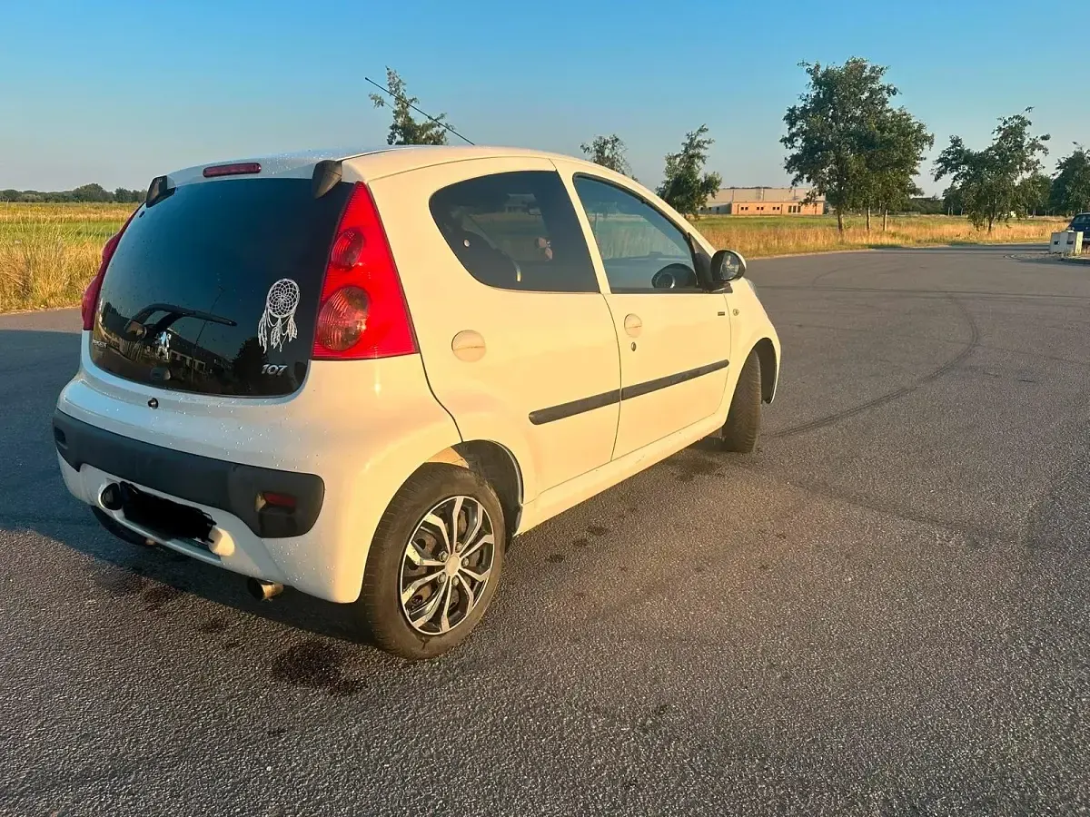 Gebraucht Peugeot 107 68 PS (50 kW) 2012 Weiß Kleinwagen