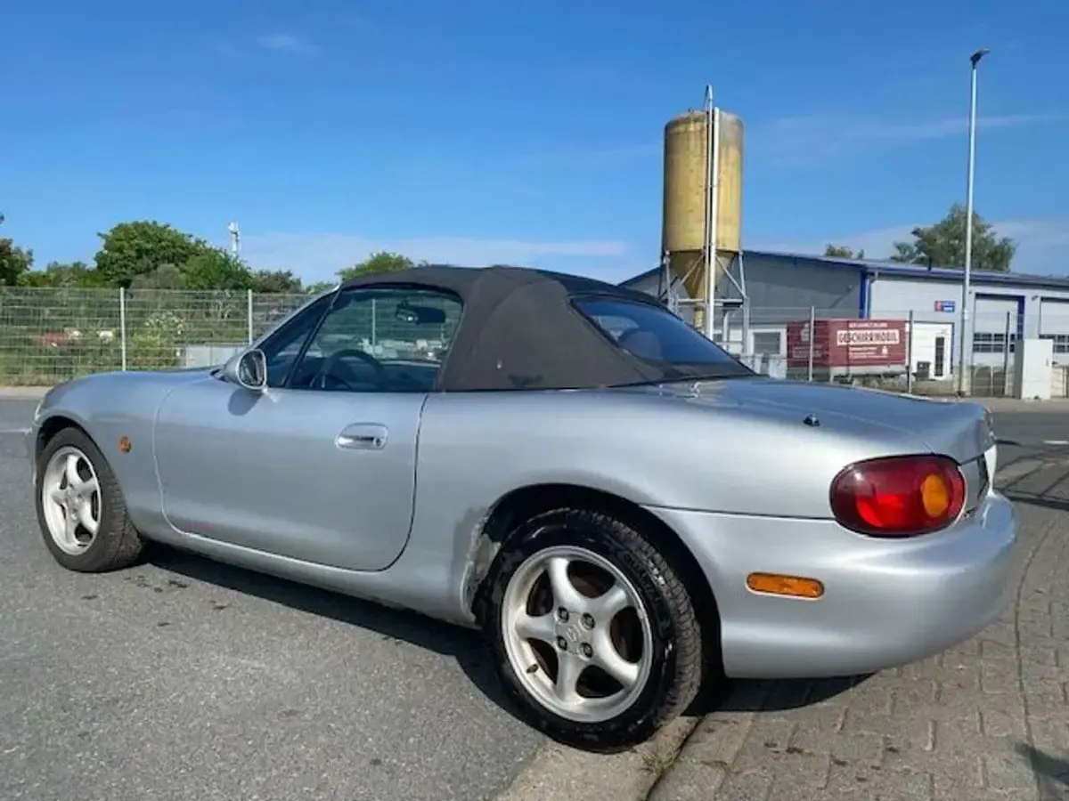 Usata Mazda MX5 110 CV (80 kW) 2000 Argento Cabrio