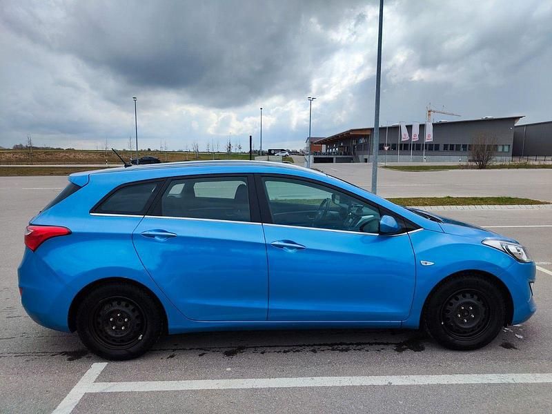 Gebraucht Hyundai i30 120 PS (88 kW) 2015 Blau Kombi