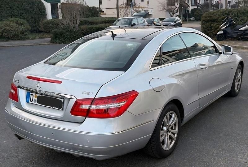 Gebraucht Mercedes E250 204 PS (150 kW) 2010 Silber Coupé