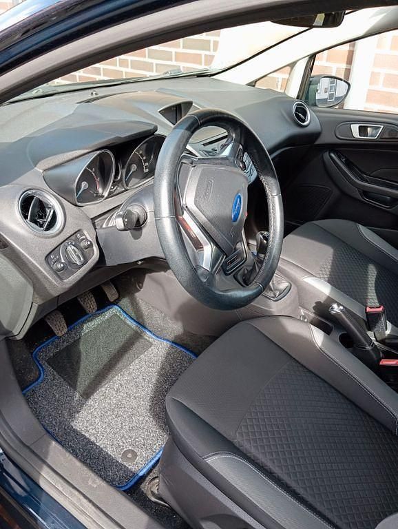 Gebraucht Ford Fiesta Celebration 101 PS (74 kW) 2016 Blau Limousine