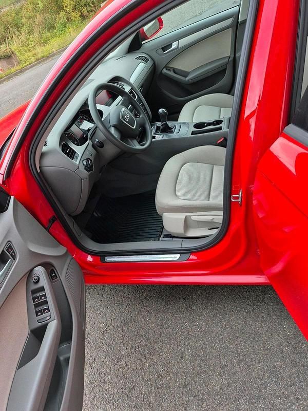 Gebraucht Audi A4 Attraction 120 PS (88 kW) 2008 Rot Limousine