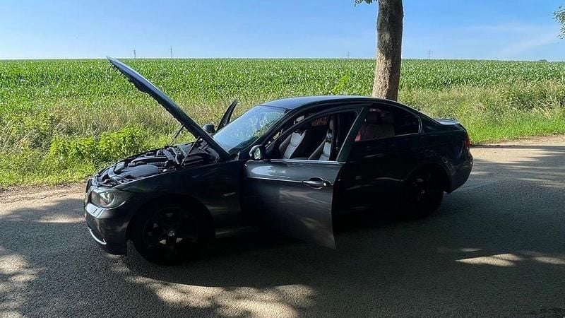 Schwarz Gebraucht 2005 BMW 325 Limousine | 2.899 € (Guter Preis) - Bild 1/4