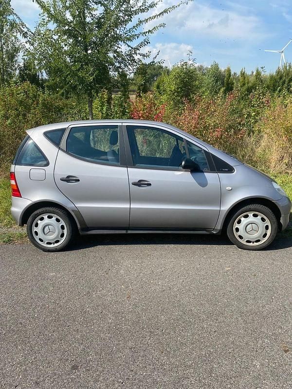 Grau Gebraucht 2000 Mercedes A160 Classic Limousine | 2.399 € (Etwas zu teuer) - Bild 1/4