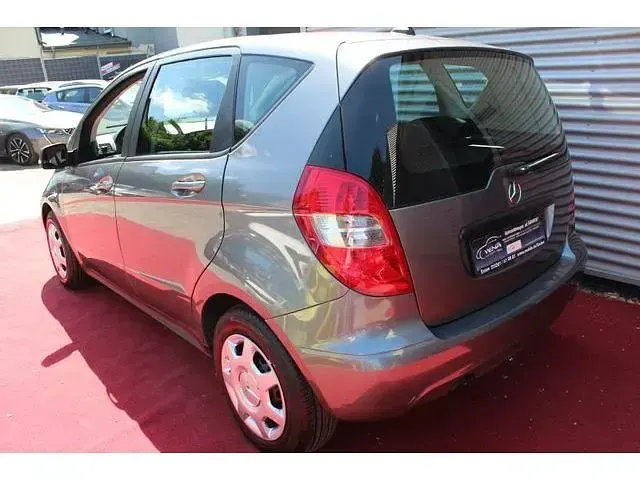 Gebraucht Mercedes A180 Classic 116 PS (85 kW) 2011 Grau Kleinwagen