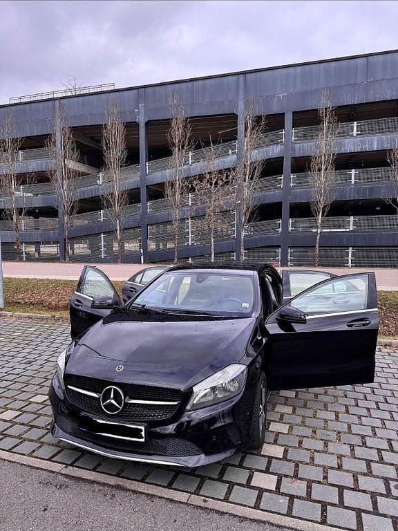 Gebraucht Mercedes A180 Style 122 PS (89 kW) 2017 Schwarz Limousine
