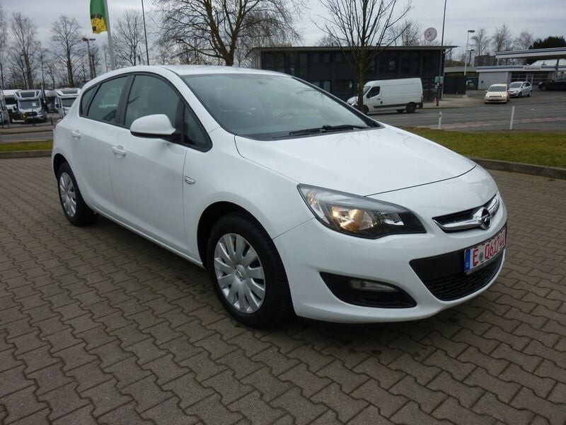 Gebraucht Opel Astra Selection 116 PS (85 kW) 2015 Weiß Limousine