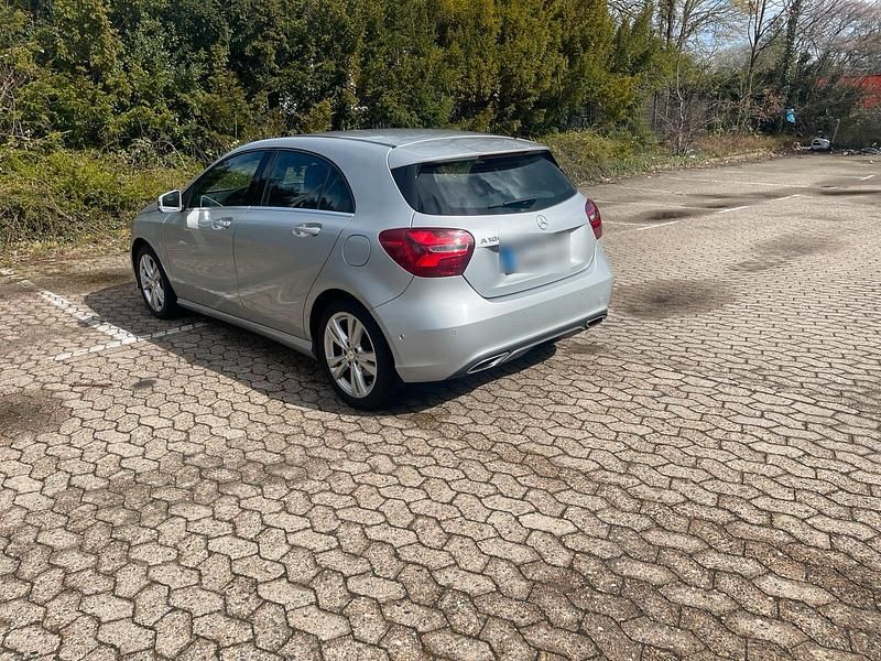 Gebraucht Mercedes A180 122 PS (89 kW) 2016 Silber Limousine