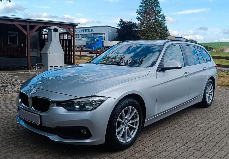 Silber Gebraucht 2017 BMW 320 Sport Line Kombi | 8.950 € (Fairer Preis) - Bild 1/4