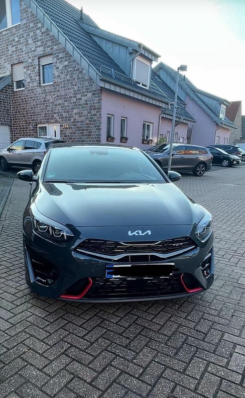 Grau Gebraucht 2022 Kia ProCeed GT Kleinwagen | 27.500 € (Etwas zu teuer) - Bild 1/2