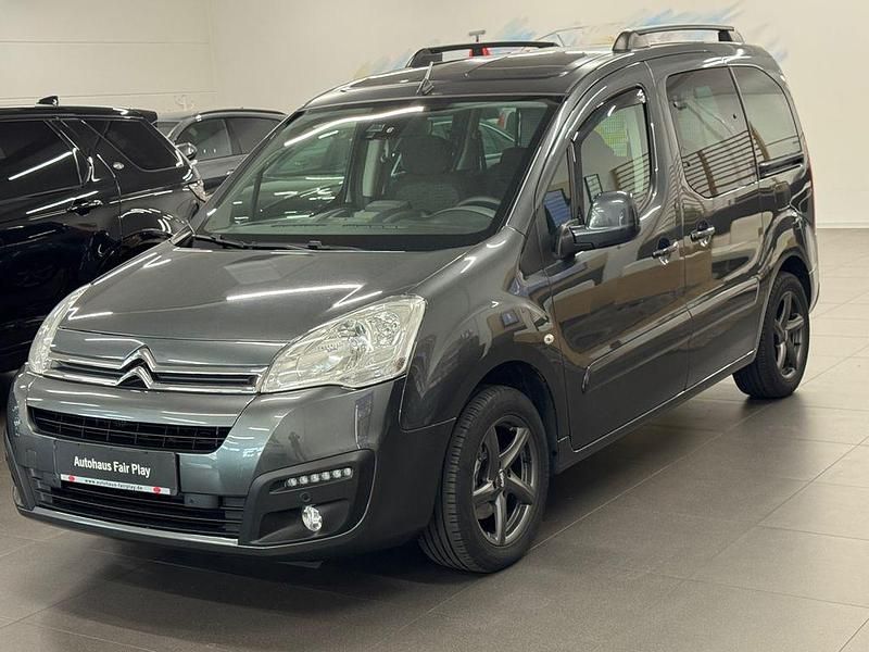 Gris shark Gebraucht 2017 Citroën Berlingo Shine Van / Kleinbus | 10.690 € (Fairer Preis) - Bild 1/4