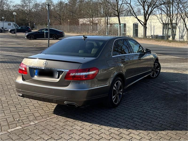 Gebraucht Mercedes E220 170 PS (125 kW) 2012 Grau Limousine