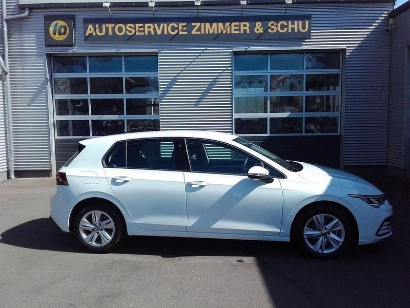 Weiß Gebraucht 2021 VW Golf VIII Life Limousine | 18.900 € (Etwas zu teuer) - Bild 1/4