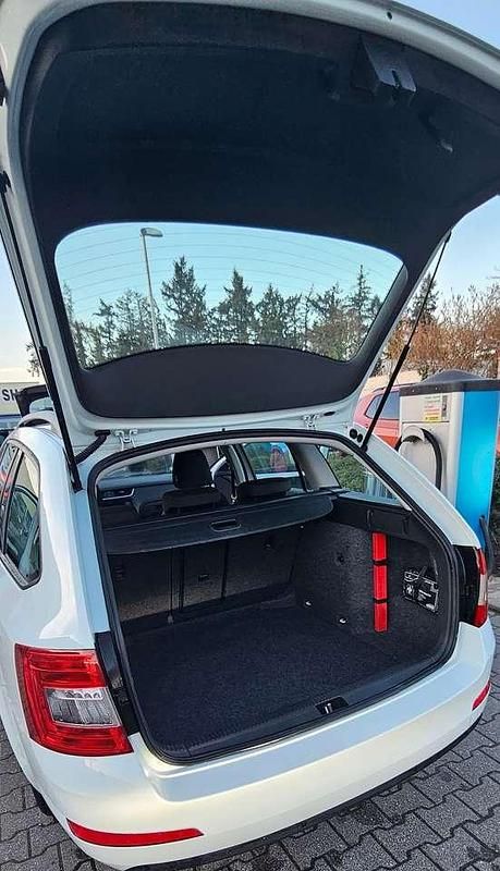 Gebraucht Skoda Octavia Ambition 105 PS (77 kW) 2015 Weiß Kleinwagen