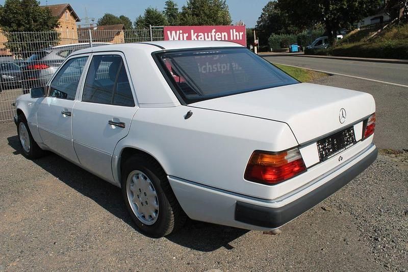 Gebraucht Mercedes 200 118 PS (86 kW) 1992 Weiß Limousine