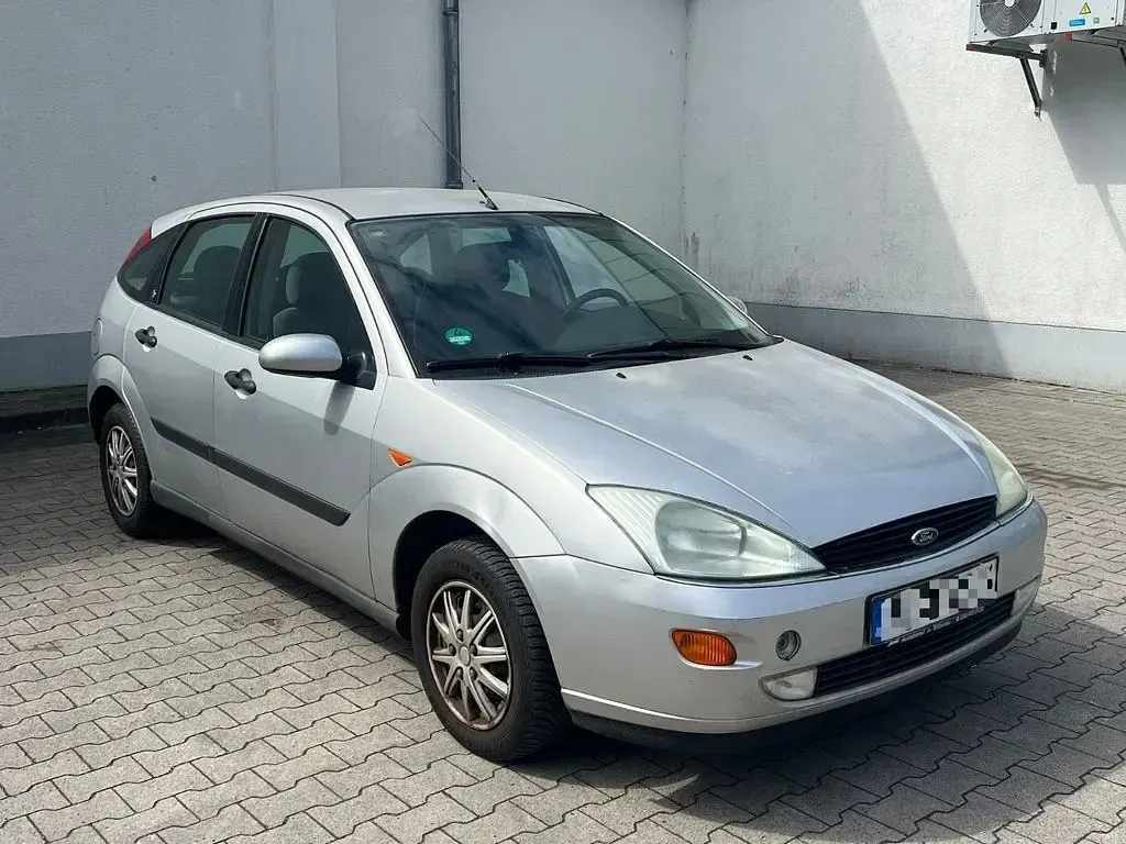 Usata Ford Focus Ghia 116 CV (85 kW) 1999 Argento Berlina