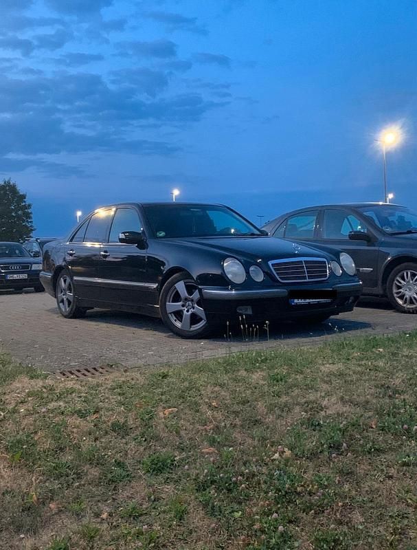 Schwarz Gebraucht 1999 Mercedes E200 Limousine | 2.990 € (Fairer Preis) - Bild 1/4