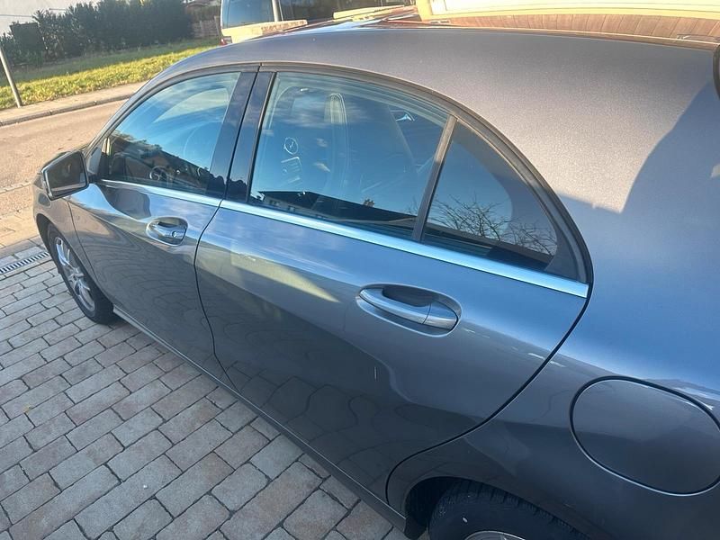 Gebraucht Mercedes A180 122 PS (89 kW) 2017 Grau Kleinwagen