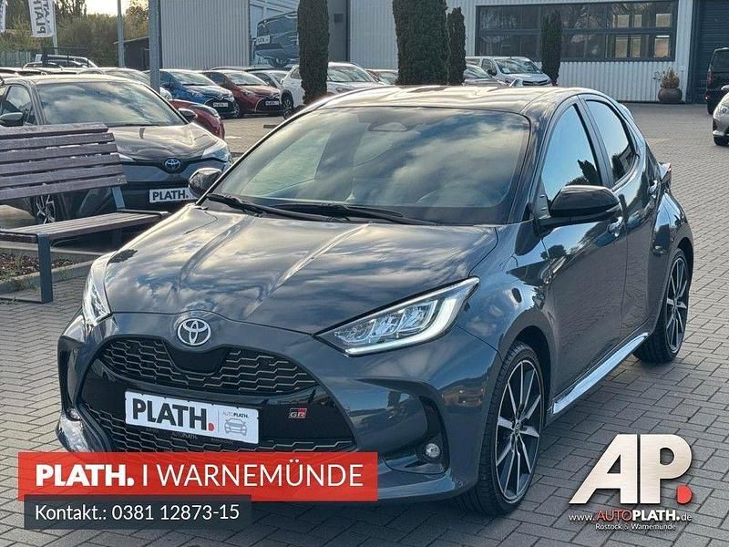 Grau Gebraucht 2025 Toyota Yaris Hybrid Sport Limousine | 31.490 € (Teuer) - Bild 1/4