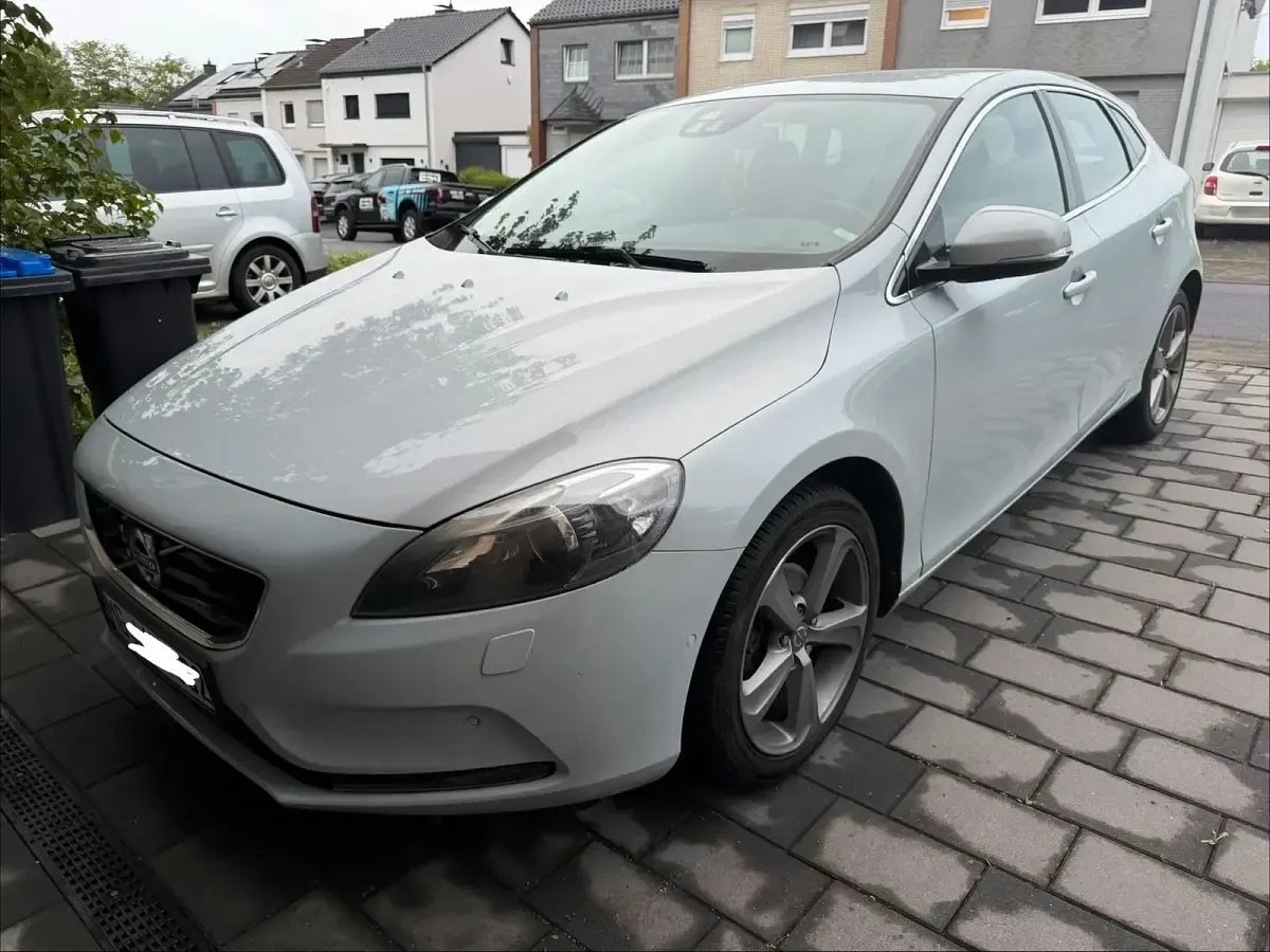 Gebraucht Volvo V40 Summum 114 PS (83 kW) 2012 Blau Kleinwagen
