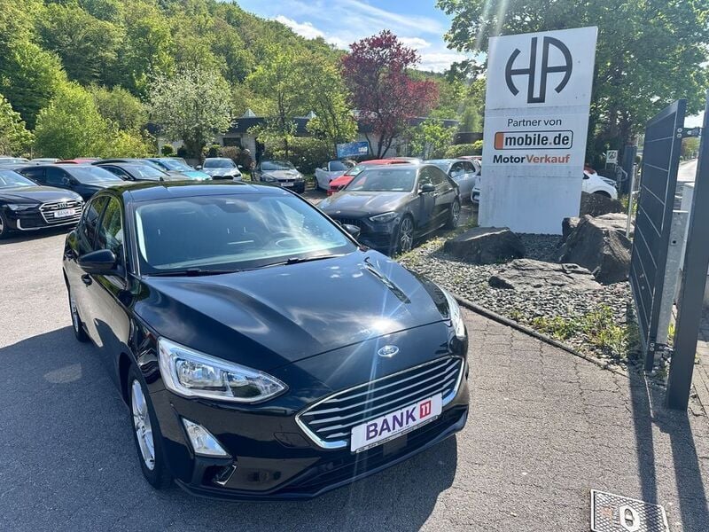 Schwarz Gebraucht 2020 Ford Focus Cool & Connect Limousine | 12.495 € (Fairer Preis) - Bild 1/3