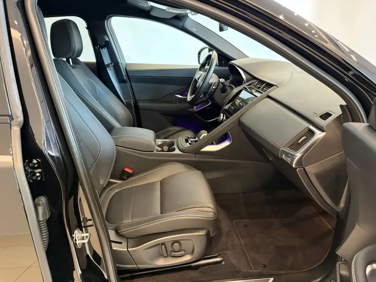 Gebraucht Jaguar E-Pace R-Dynamic 309 PS (227 kW) 2022 Santorini black SUV