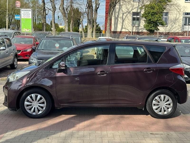 Gebraucht Toyota Verso-S Cool 99 PS (72 kW) 2011 Violett Van / Kleinbus